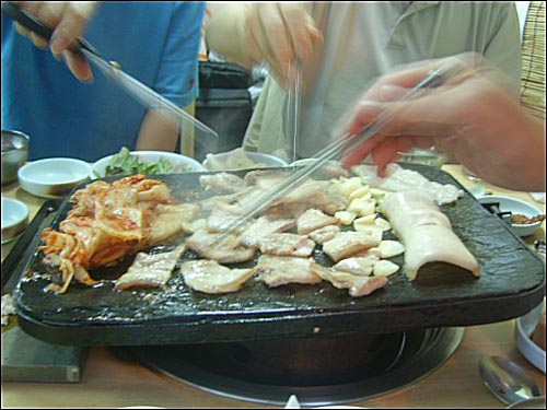 상추 위에 삼겹살과 김치를 올려 먹는 그 맛은 정말 기막히다. 